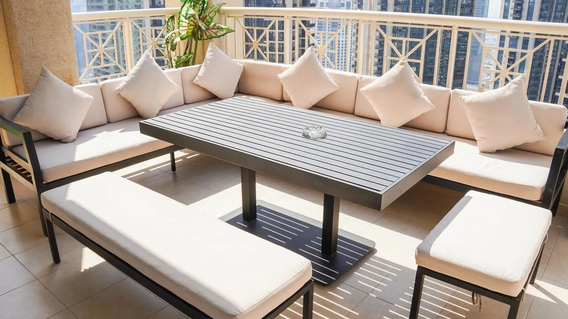 Vserve - 1 Bedroom Spacious Majestic Burj Khalifa View Dubai Apartment