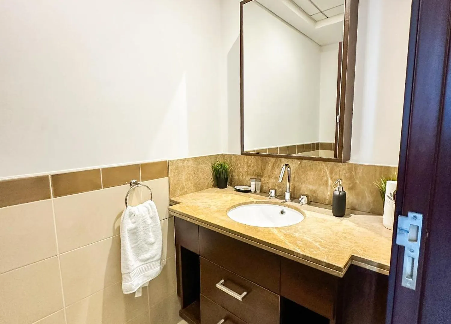 Lägenhet Vserve - 1 Bedroom Spacious Majestic Burj Khalifa View Dubai Förenade Arabemiraten